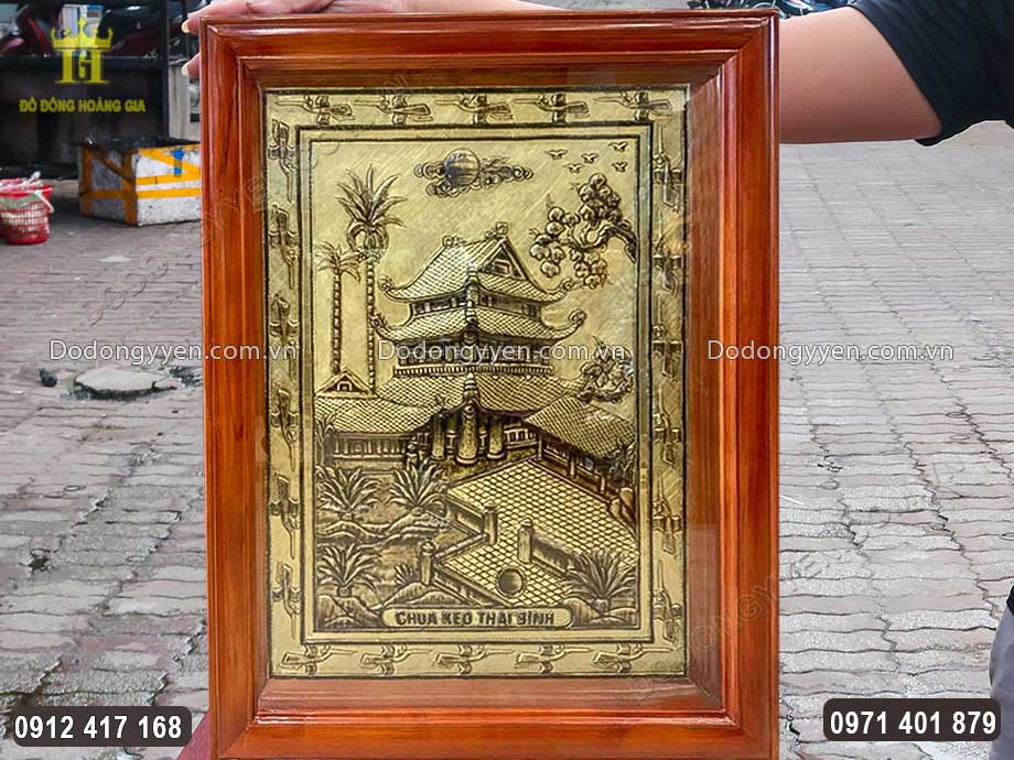 Từng họa tiết hoa văn được chạm th&uacute;c v&ocirc; c&ugrave;ng sắc n&eacute;t